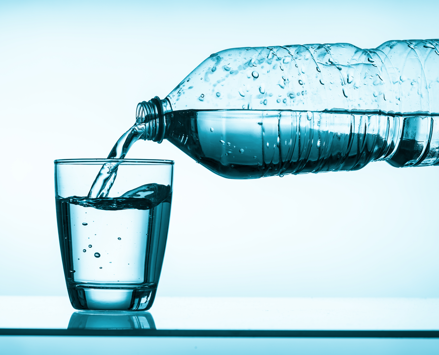 Water 4 simple. Минеральная вода в стакане. 2 Литров воды. Пол литра воды. Вода 2.5 литра.